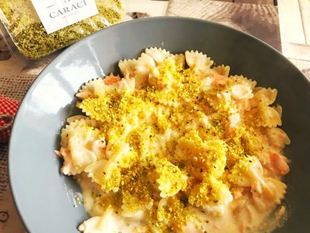 Farfalle con crema di robiola, salmone fresco e pistacchi