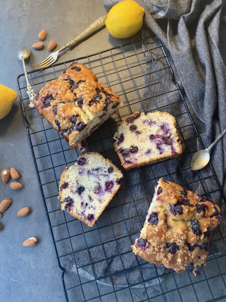 Plumcake semi integrale al limone con mirtilli freschi e mandorle